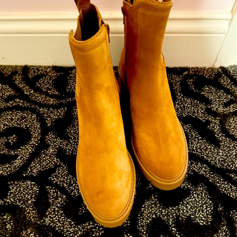 New Chelsea & Violet Lottie Suede Lug Sole Platform Chelsea Booties - Picture 7 of 10